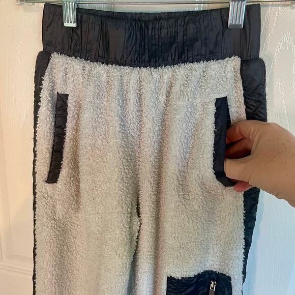Fabletics Alaska Fleece Jogger Tusk/Black Womens Winter Athletic Pants Size XXS - Picture 3 of 8